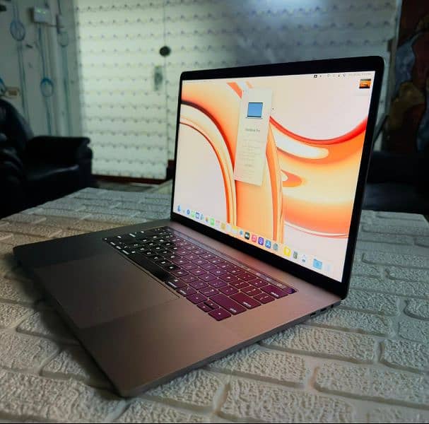 MacBook pro 2018 15.4 inch core i9 CTO 32GB RAM 512GB SSD 6 core 3