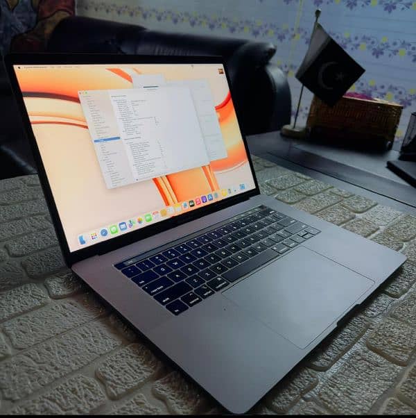 MacBook pro 2018 15.4 inch core i9 CTO 32GB RAM 512GB SSD 6 core 4