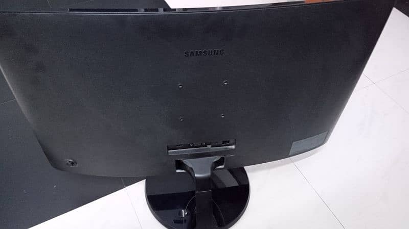 SAMSUNG LC27F390FHMXZN 27 INCH Curved Desktop Monitor. 1