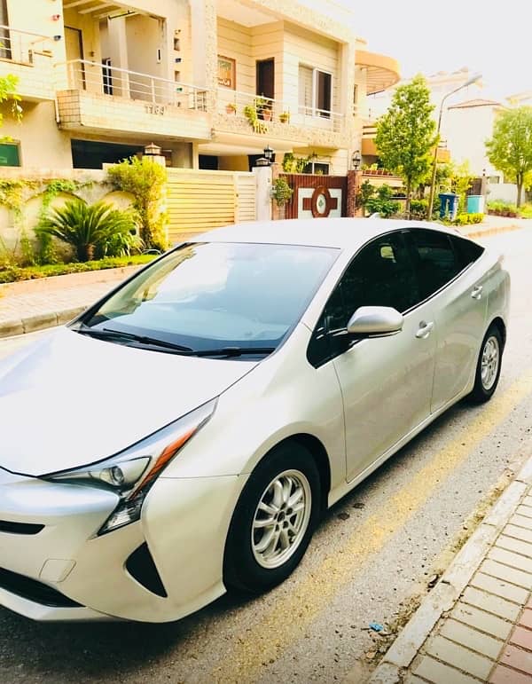 Toyota Prius 2017 1