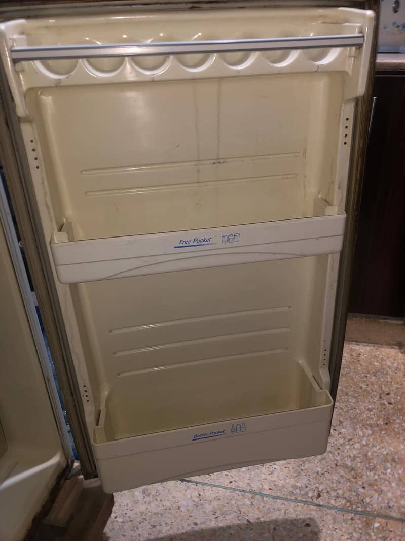 Super General Fridge selling 5