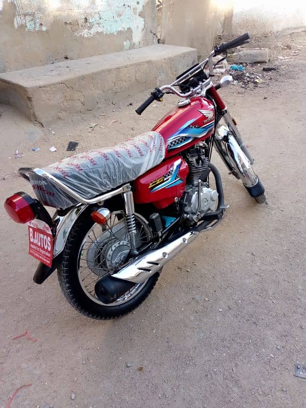 bike ek dam new he  total 3000 chale ha original ek hath ki 2