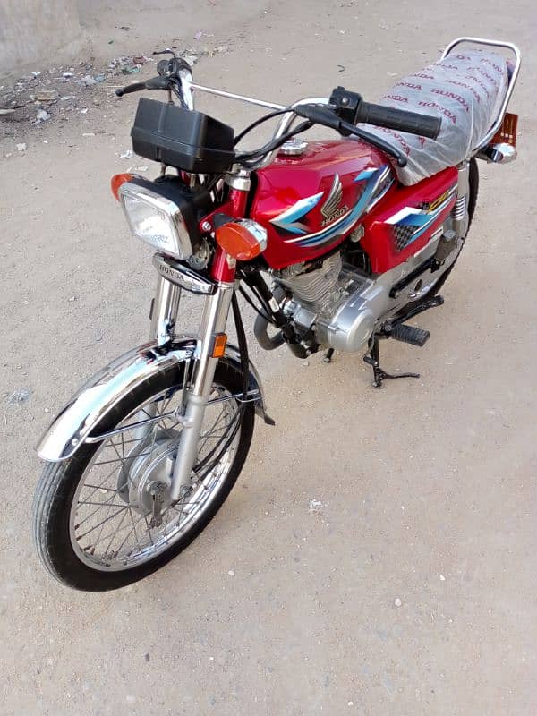 bike ek dam new he  total 3000 chale ha original ek hath ki 6