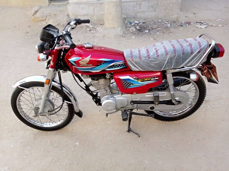 bike ek dam new he  total 3000 chale ha original ek hath ki 9