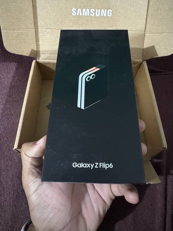 Samsung Galaxy Z Flip 6 [12 / 256] with Box and Accessories 0