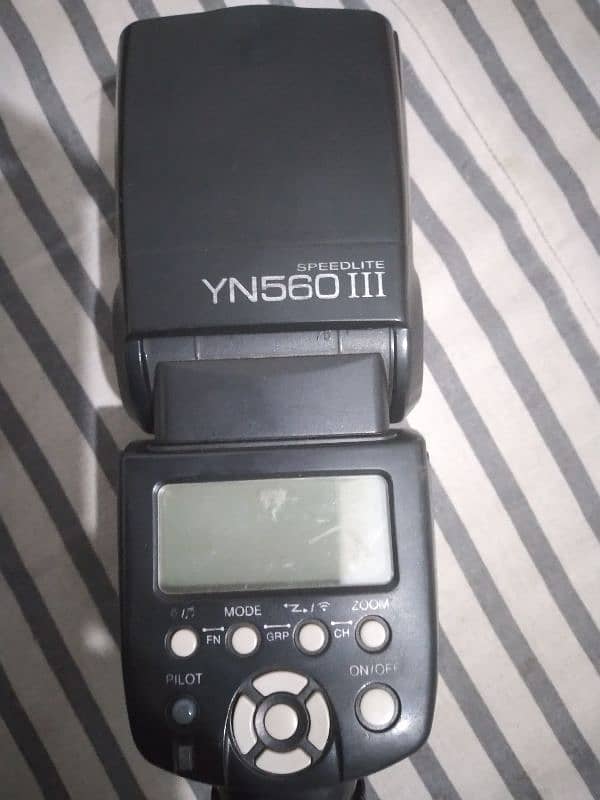 YONGNUO YN560 III 2 FLASH GUNS WITH TRAGER AND DURACELL CHARGER 0