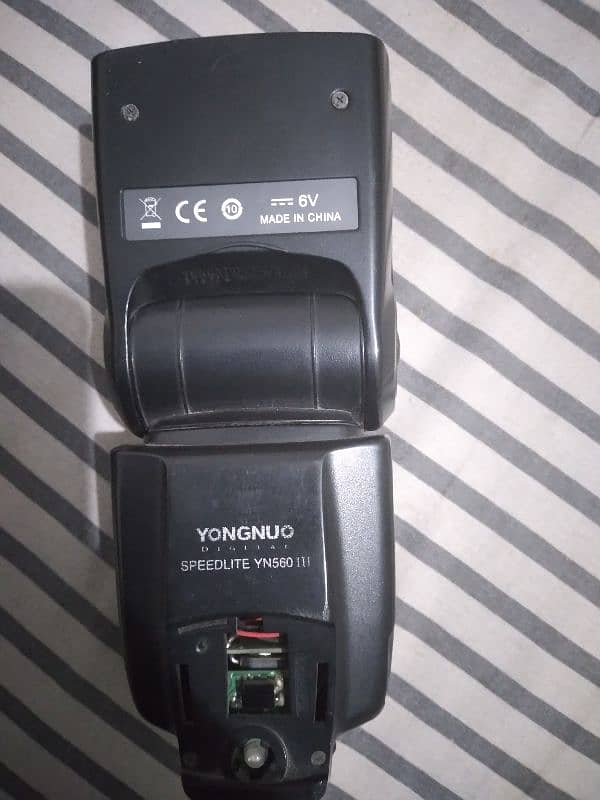 YONGNUO YN560 III 2 FLASH GUNS WITH TRAGER AND DURACELL CHARGER 1