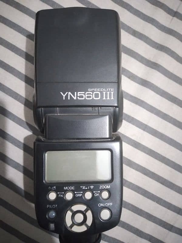 YONGNUO YN560 III 2 FLASH GUNS WITH TRAGER AND DURACELL CHARGER 2