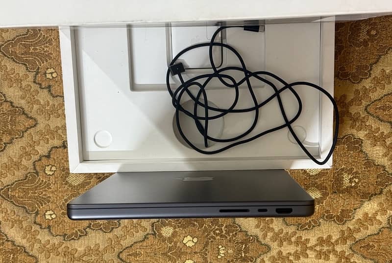 Macbook Pro 14’’ 18GB/512GB M3 Pro Space Black 6