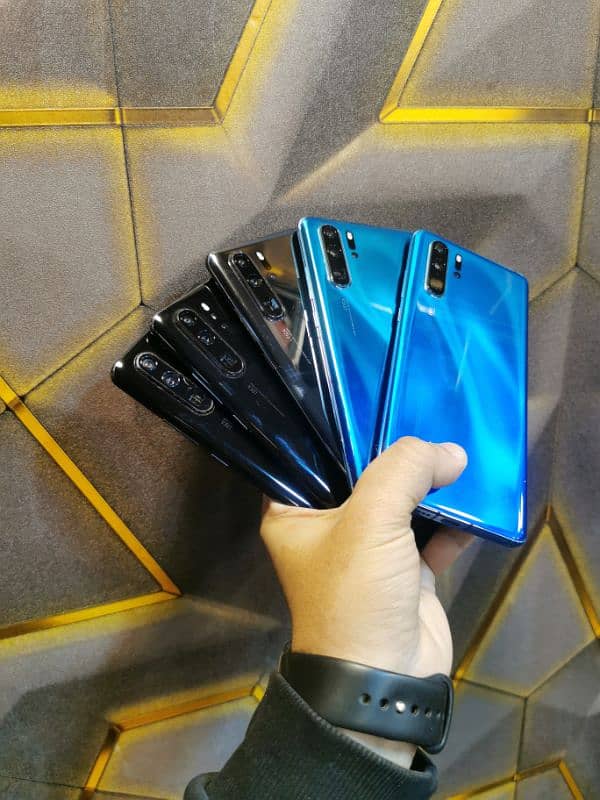 HUAWEI P30 Pro stock available ( glass crack but 100% 0