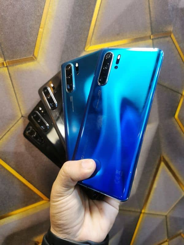 HUAWEI P30 Pro stock available ( glass crack but 100% 1