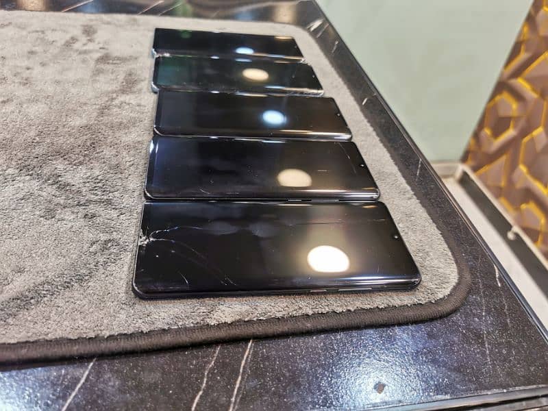 HUAWEI P30 Pro stock available ( glass crack but 100% 9