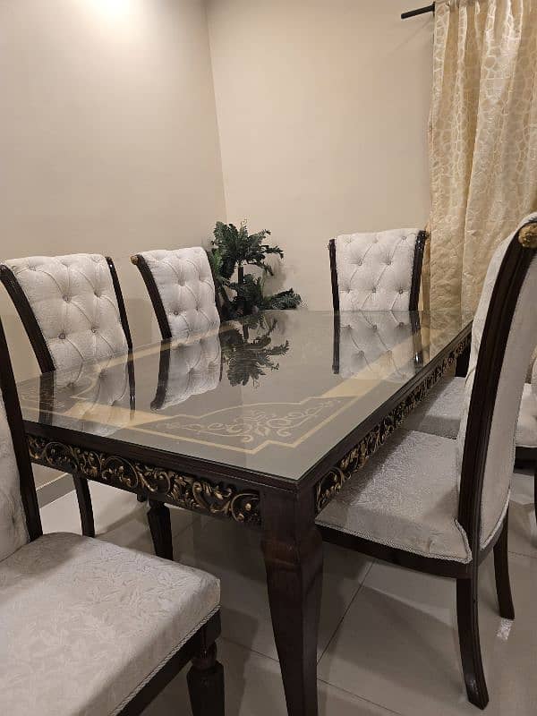 DINNING TABLE FOR SALE 0