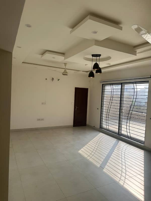 Kanal tile floor 3bed upper portion in valencia town 0