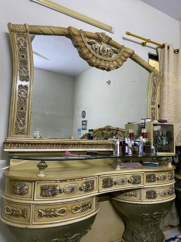 Dresser with huge mirror for sale 1