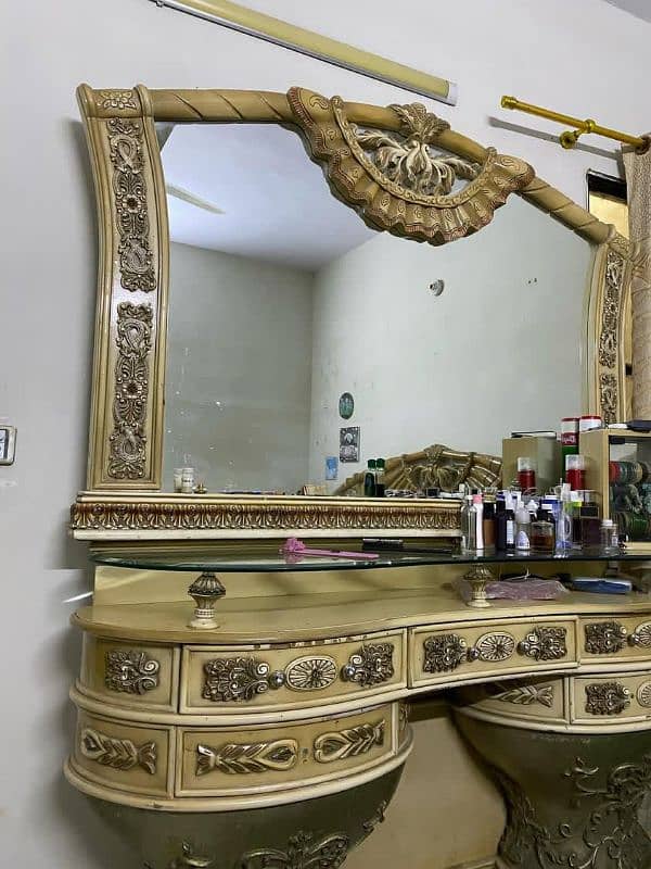 Dresser with huge mirror for sale 2