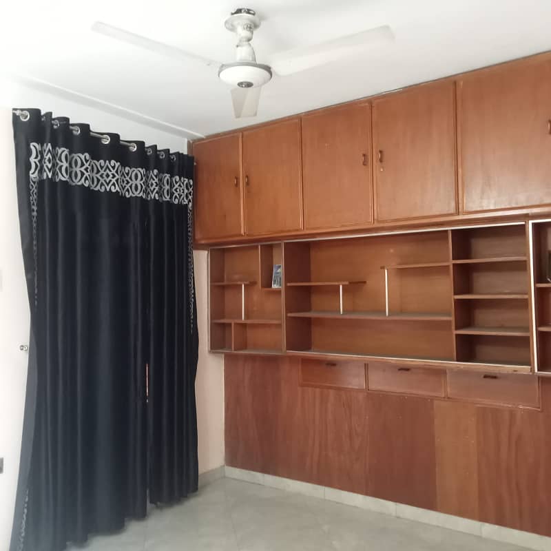 Iqbal Town : 10 Marla Center Portion For Rent 0