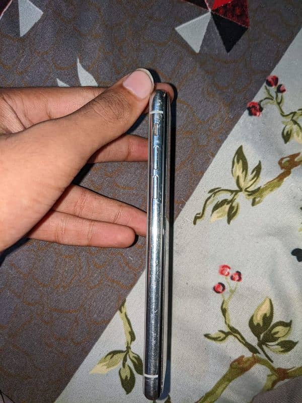 iphone x hai 64 gb all ok non pta peice ma koi msla nhi 4