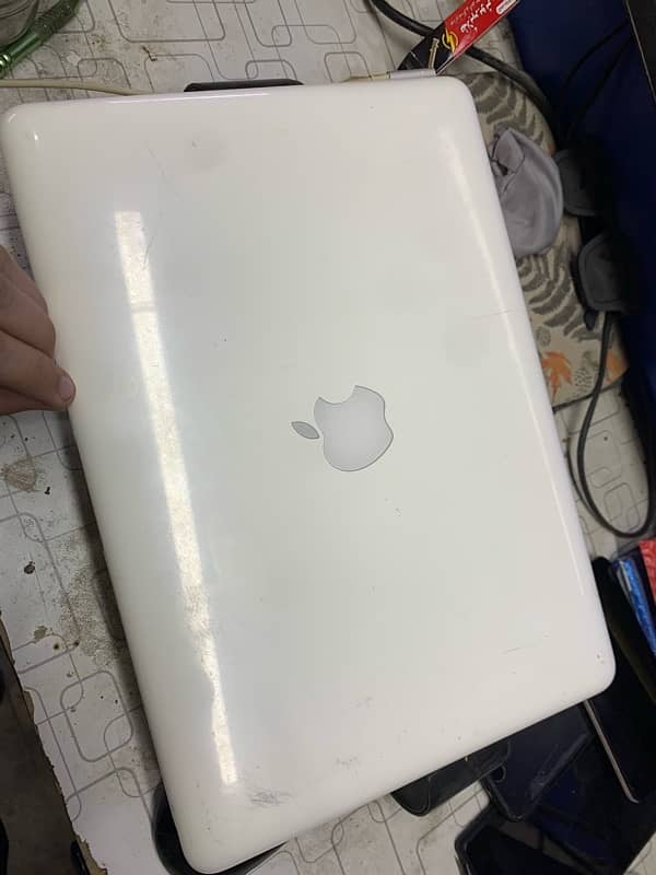 MacBook Mid 2010 2GB Ram 1