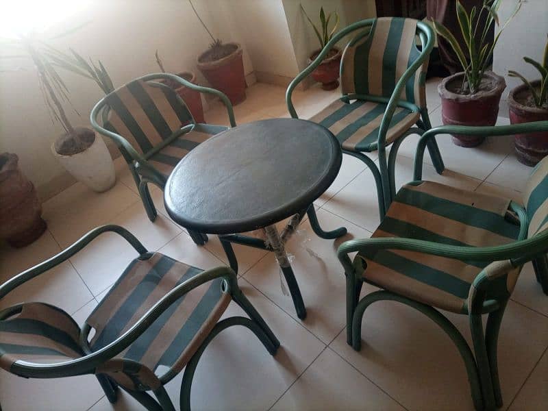 Outdoor garden table and 4 chairs 0