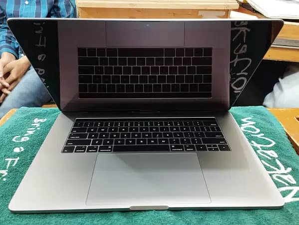 Macbook Pro 2017 512 gb,16gb ram, 4gb graphics 1