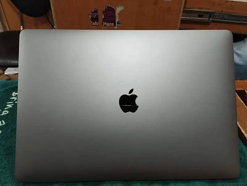 Macbook Pro 2017 512 gb,16gb ram, 4gb graphics 8