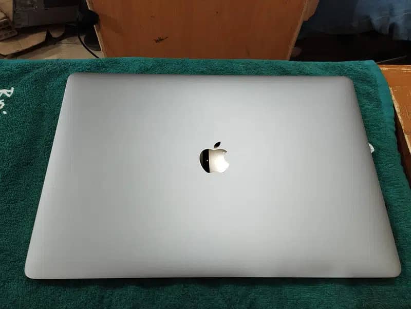 Macbook Pro 2017 512 gb,16gb ram, 4gb graphics 9