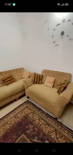 9/10 condition want to sale urgent  moltyy foam ha 7 seater sofa set h