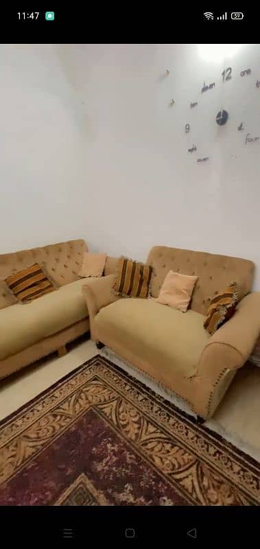 9/10 condition want to sale urgent  moltyy foam ha 7 seater sofa set h 0