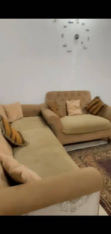 9/10 condition want to sale urgent  moltyy foam ha 7 seater sofa set h 2