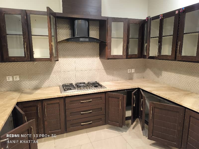 2 Beds &Amp; 3 Baths Upper Portion Available For Rent In G11 0