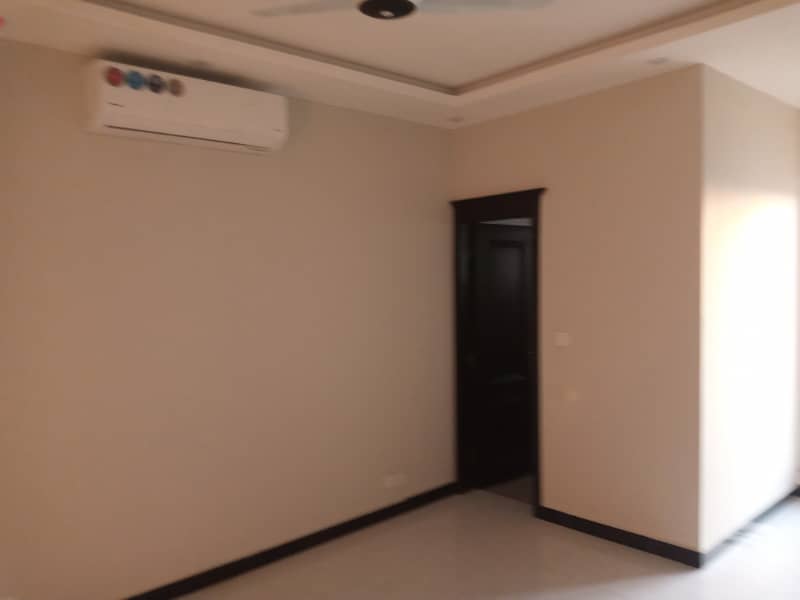 3 bed unfurnished Apartment 12