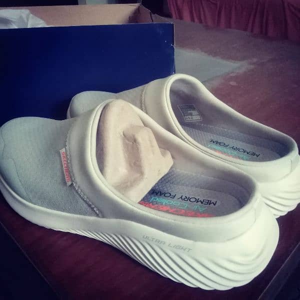 Sketchers slippers 1