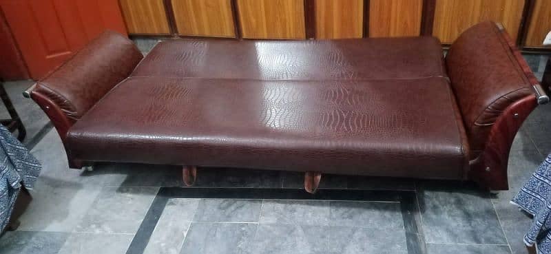 sofa cumbed in very good condition. . solid and high quality. . 1