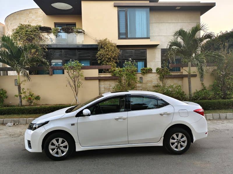 TOYOTA ALTIS GRANDE MODEL 2015 ORIGINAL WHITE COLOR ONLY (63000) KMS. 10