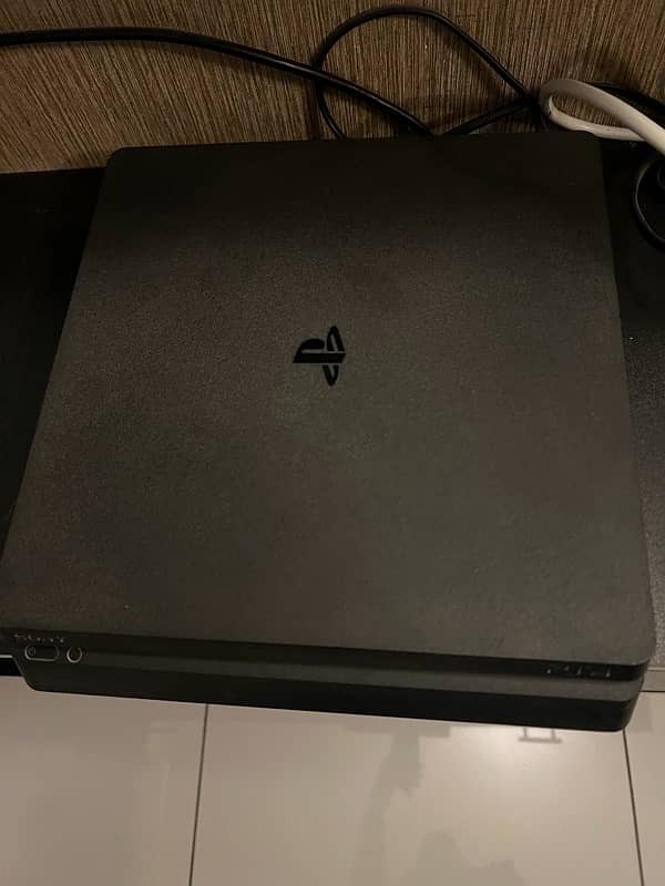 PS4 slim 500gb with box 1