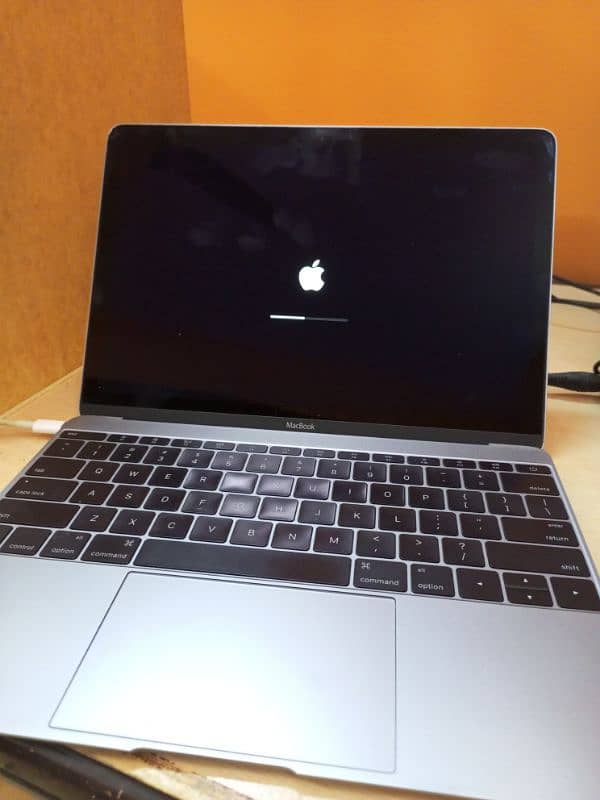 MacBook 8,1 | 12- inch | Intel Core M 1.2 GHz Processor | 8 GB 0