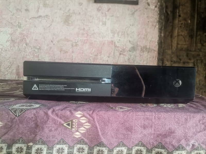 XBOX ONE 500GB WITH 3 GAMES DISC CONDITION 9/10 0