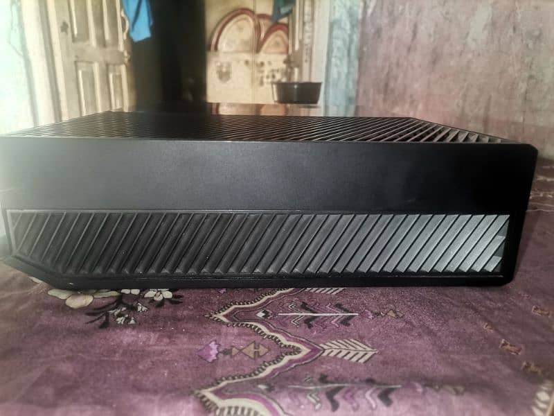 XBOX ONE 500GB WITH 3 GAMES DISC CONDITION 9/10 2