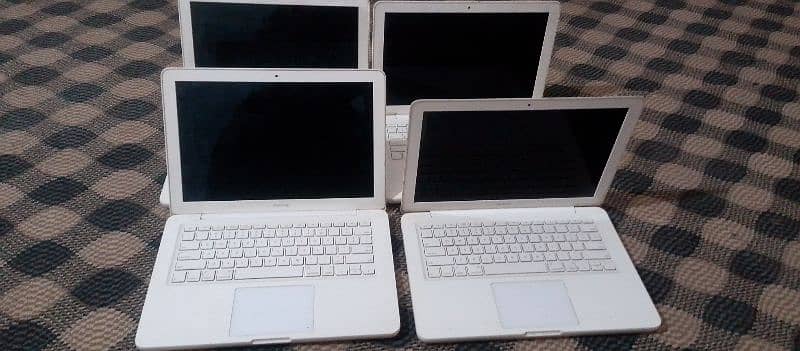 apple company ka 4 laptop hai 1