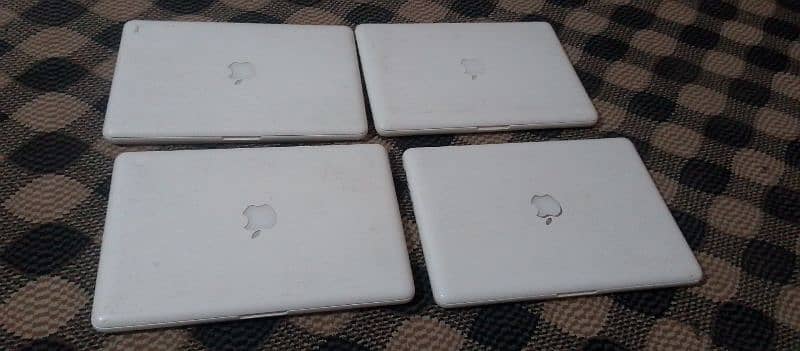 apple company ka 4 laptop hai 2