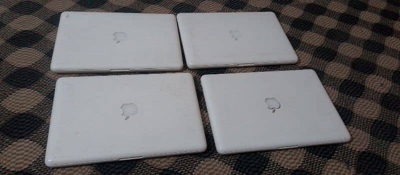 apple company ka 4 laptop hai 3