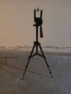 TRIPOD STAND