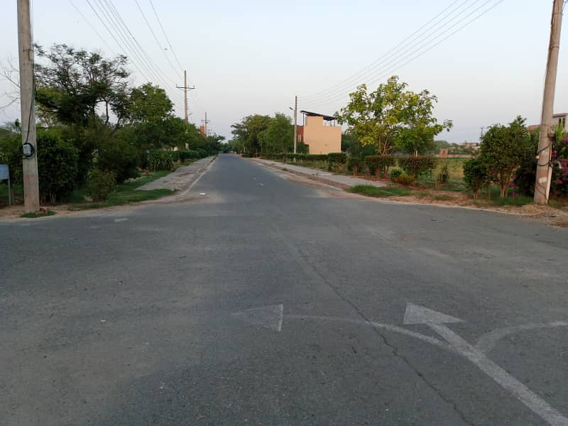 Residential Plot For Grabs In 5 Marla Lahore 0