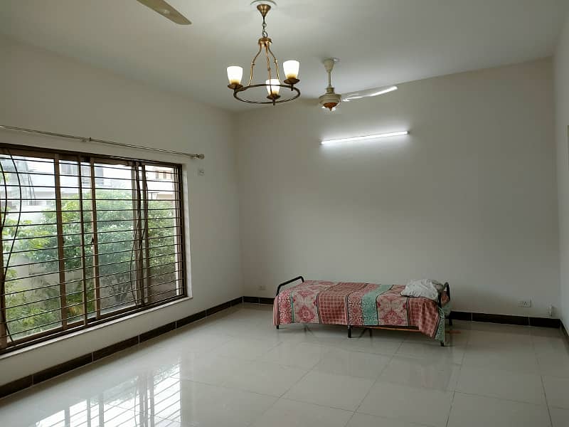 BEAUTIFUL LOCATION 17 Marla 4 Bed House For Sale In Askari 10 Lahore Cant 7