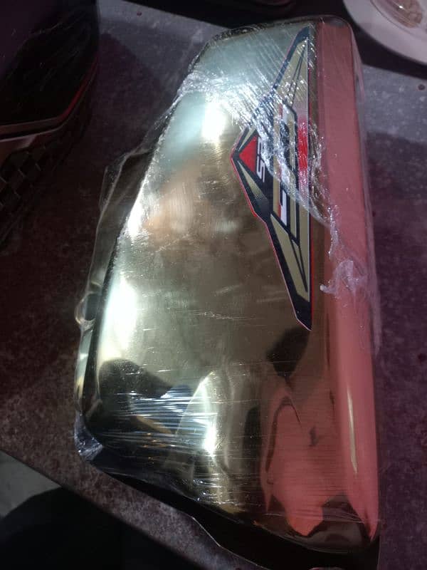 Honda 125 SE Gold Black Fuel Tank & Tapy 2025 3