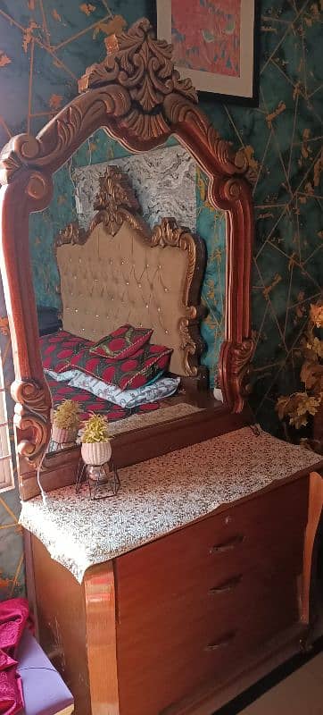 Victoria bed and two chairs with side table 17