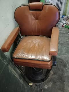 saloon Ka Saman ha 2 chairs Han Baki Sab Saman b ha