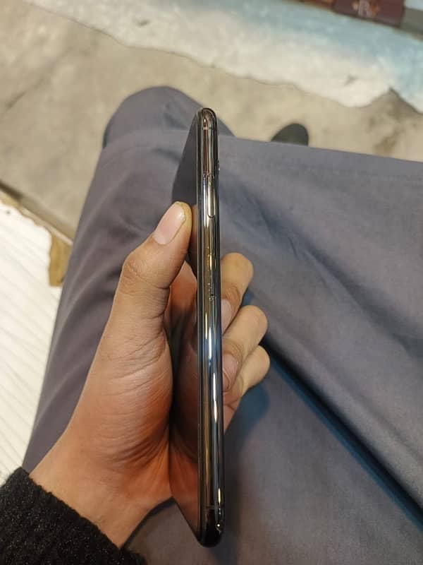 Urgent  sale iphone xs max 64  non pta 4