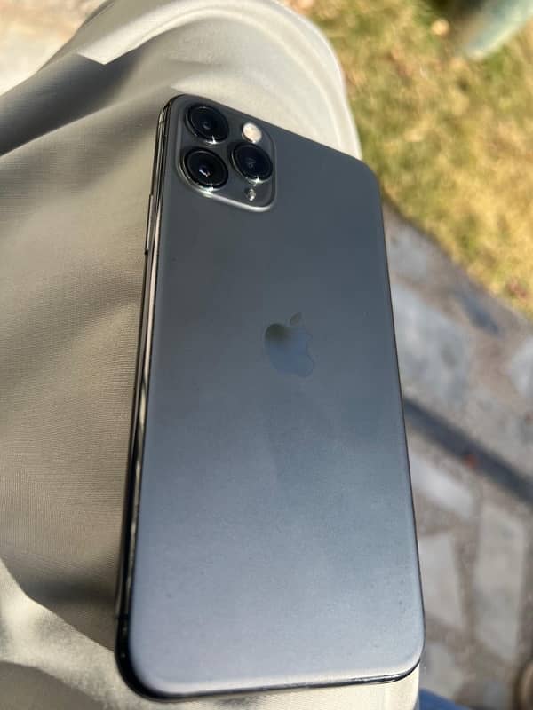 iPhone 11 Pro - Green | 64GB | One-Hand Use O 3